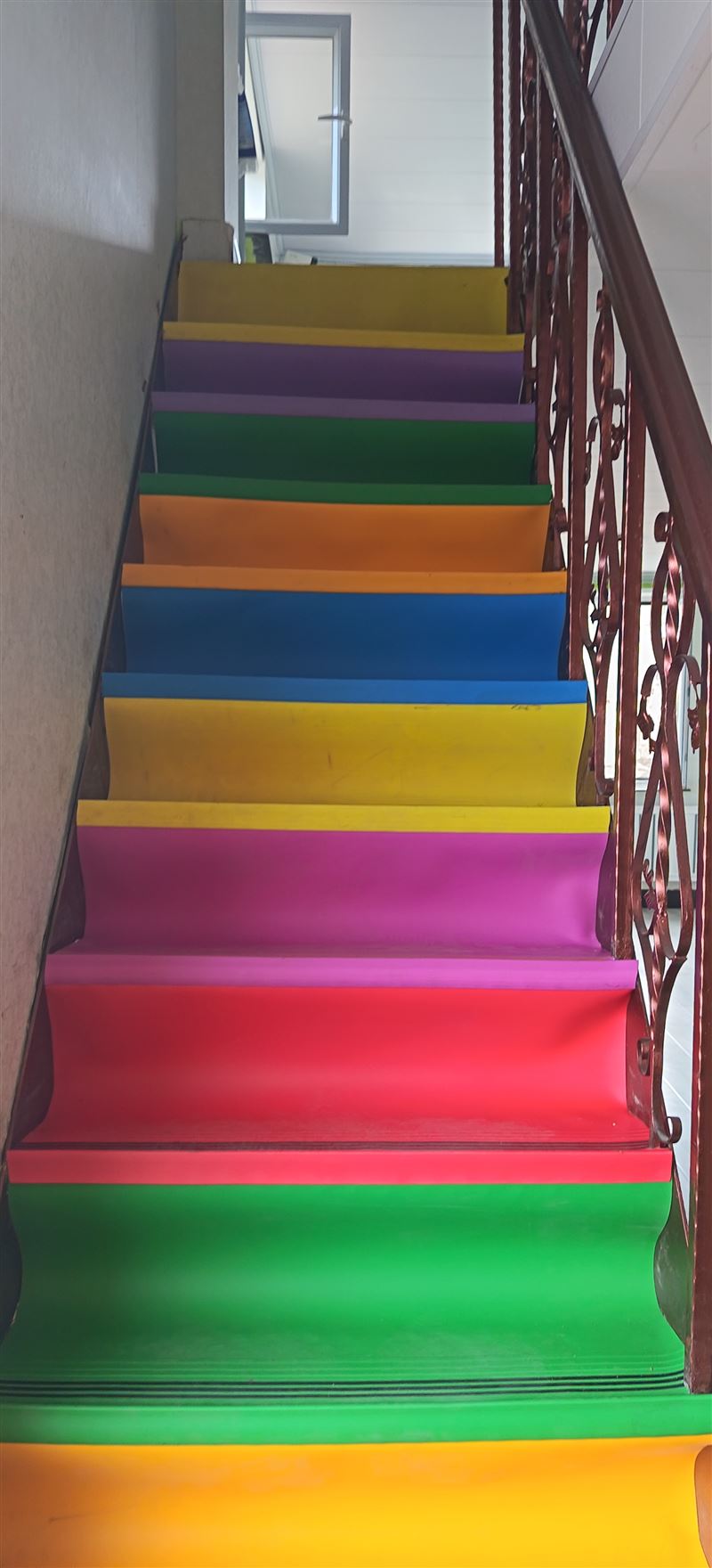 鋪地毯；樓梯地毯、塑膠踏步；塑膠地板。