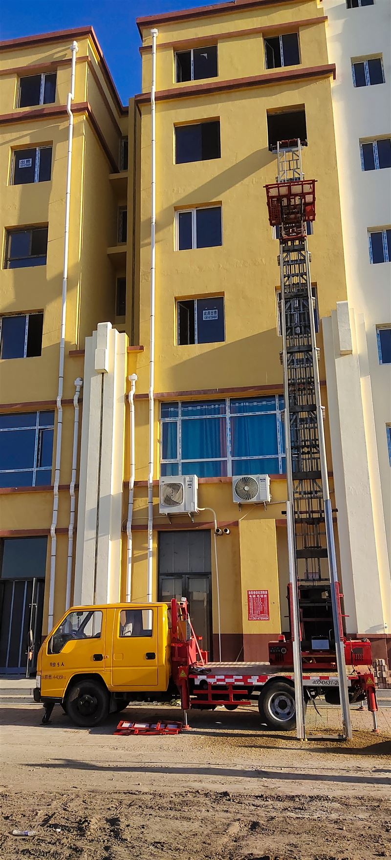 云梯車高空搬運