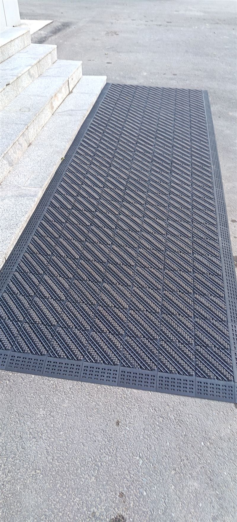 鋪地毯；樓梯地毯、塑膠踏步；塑膠地板。