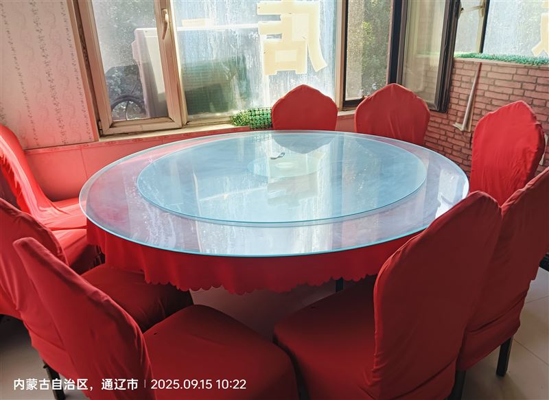 圓桌1米8，長帶10把椅子400一套，鐵藝車輪方桌200一套。4套