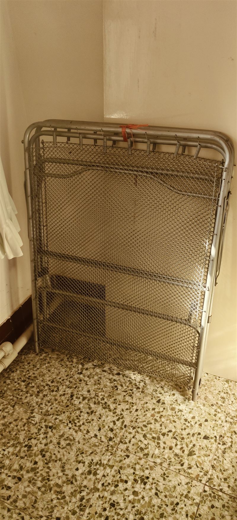 低價(jià)處理折疊單人床飲水機(jī)床墊顯示器